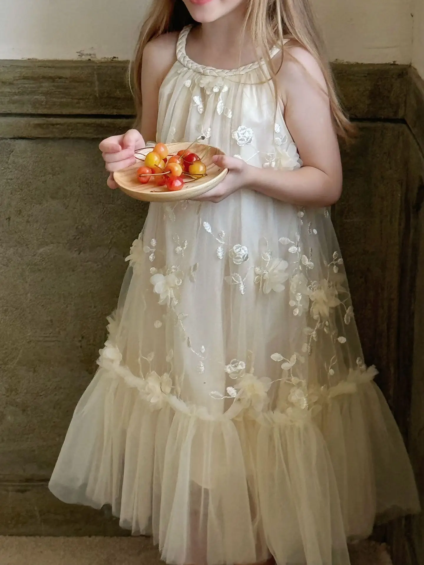 2025 صيف جديد بنات محبوك معلقة الرقبة فستان جنية الفتيات المطرزة زهرة فستان شبكي الفتيات فستان حلو