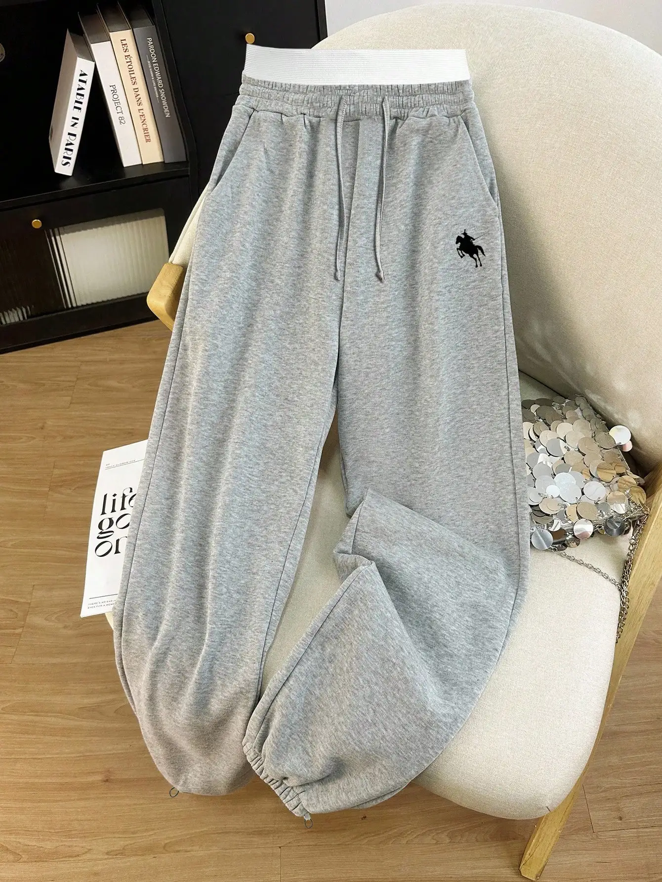 

Женские серые свободные спортивные штаны с вышитым мотивом в виде лошади