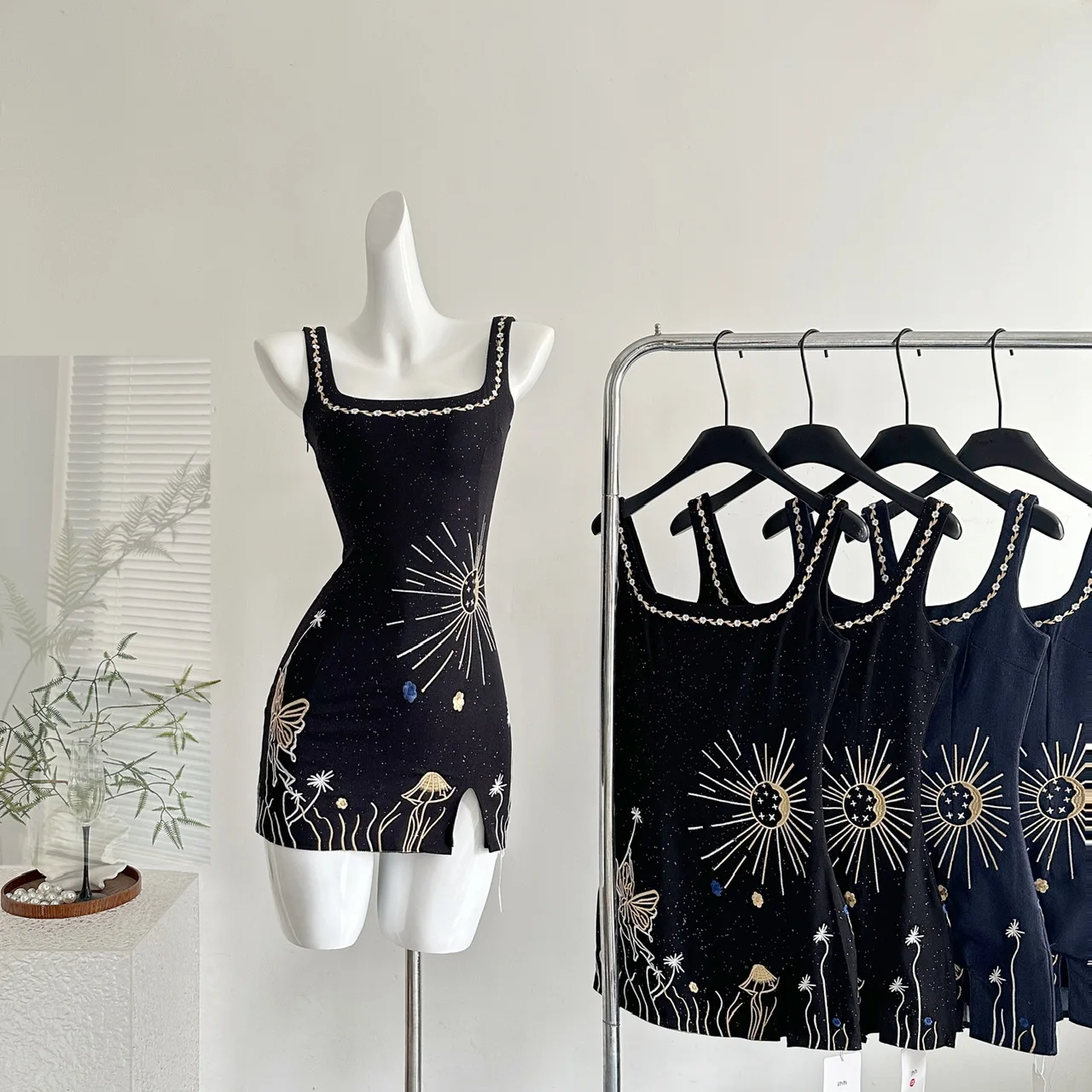 Letnia Damska Mini Seksowna Sukienka Y2k Wieczorowa Imprezowa Gyaru Bez Rękawów Modna Obcisła Estetyczna Haftowana Vintage Rozcięcie Cami