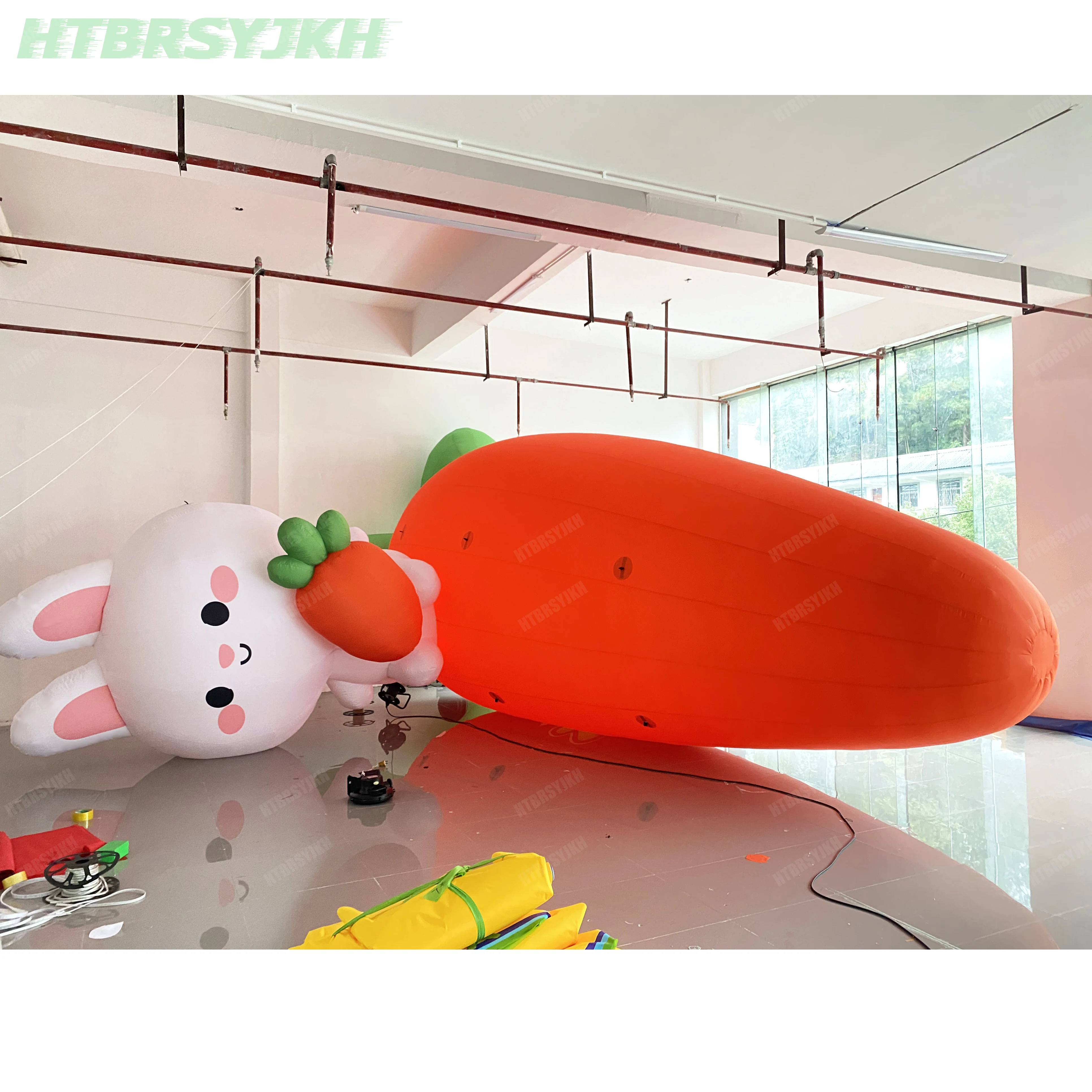 

Гигантская надувная морковь с кроликом/кроликом, сидящим на вершине воздушным выдувом овощей с белой светодиодной подсветкой, пасхальный декор для мероприятий