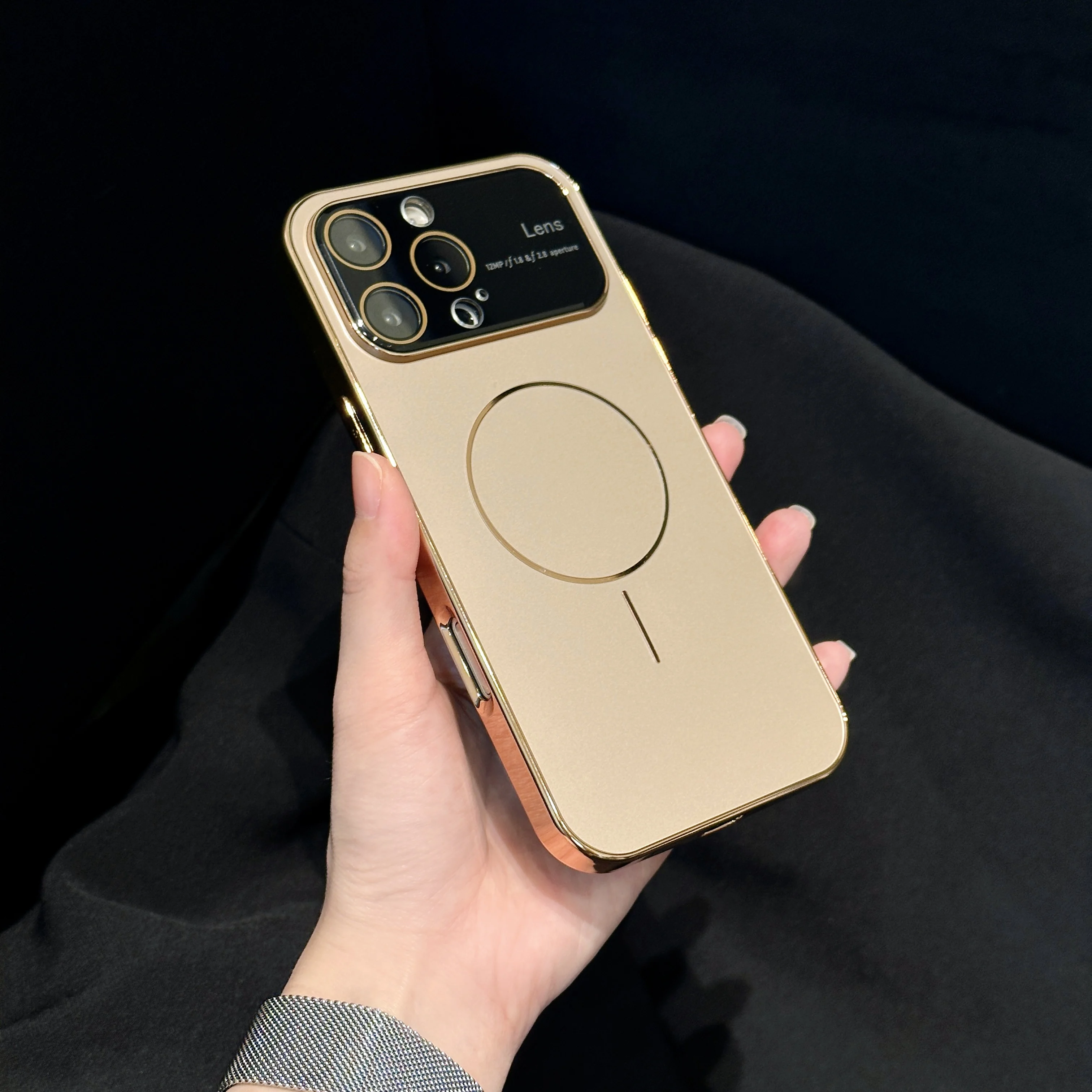 

MINISO co branded large window circular magnetic Apple 16 ProMax phone case suitable for 15/14/13/electroplated matte finish