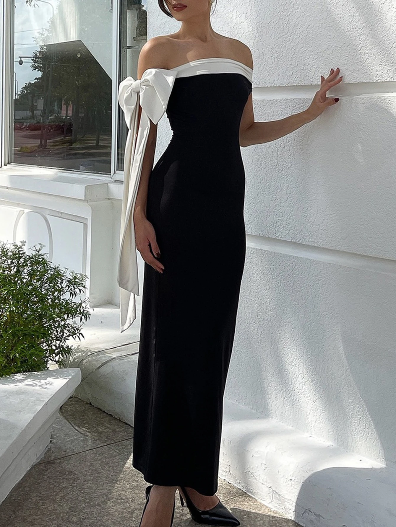 Abito estivo elegante da donna Abito lungo aderente con maniche corte e spalle scoperte con lacci in colore a contrasto per appuntamenti