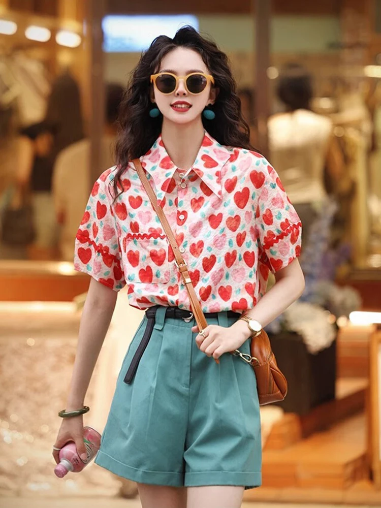 قميص شيفون مطبوع عليه زهور بتصميم هونغ كونغ ريترو، ملابس نسائية صيف 2025 تصميم جديد بأكمام قصيرة، قميص كوري فضفاض بأزرار