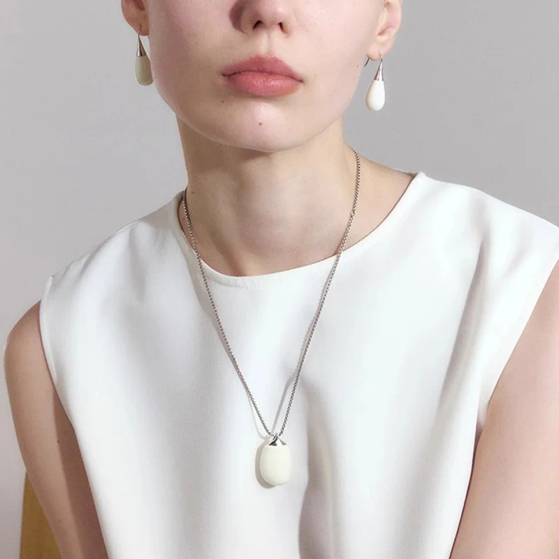 

Fashion White Enamel Drip Glazed Spliced Earrings for Women Niche Light Luxury Vintage High-end Banquet Jewelry Accessories Gilt