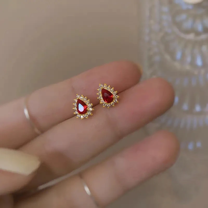 Huitan Urocze jasnoczerwone kolczyki sztyfty CZ Kobieca delikatna moda Biżuteria ślubna Eleganckie luksusowe akcesoria w kolorze złotym Prezent