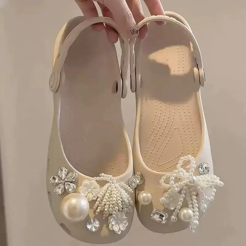 Image of Sweet Pearl Bow Crystal Flower Damen Mary Jane Clogs, leichte EVA-Slip-On-Sandalen mit verstellbarem Riemen, Outdoor-Strandschuhe