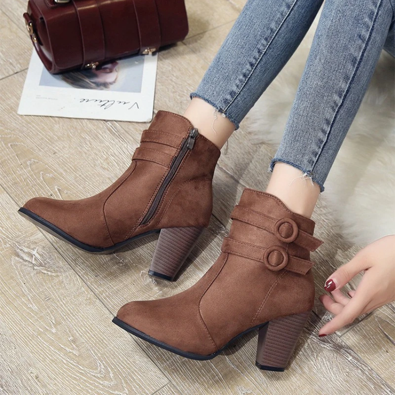 대형 사이즈 가을 겨울 레트로 두꺼운 굽 뾰족한 여성용 숏 부츠 스웨이드 지퍼와 높은 밑창 여성용 부츠