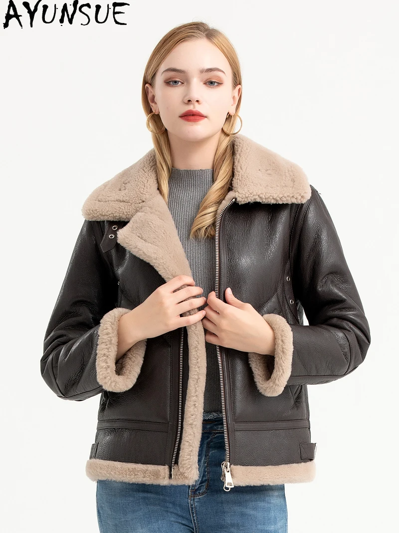 سترة من الجلد الطبيعي من AYUNSUE معطف شتوي للنساء 2025 معطف فرو من جلد الغنم الحقيقي ملابس نسائية سترات للدراجات النارية نمط قصير