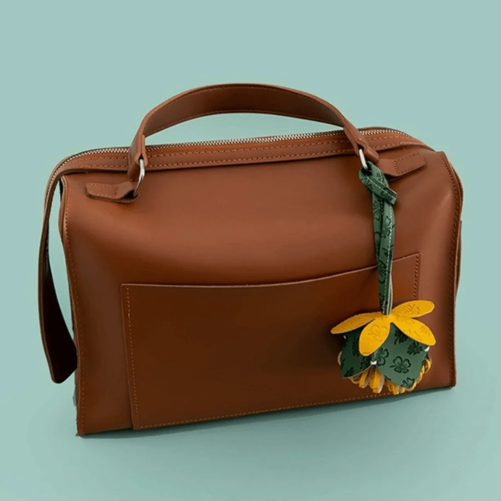 الكورية نمط بو الجلود زهرة قلادة اليدوية أقحوان الجلود زهرة المفاتيح شخصية رائعة بولي Floral الأزهار كيرينغ