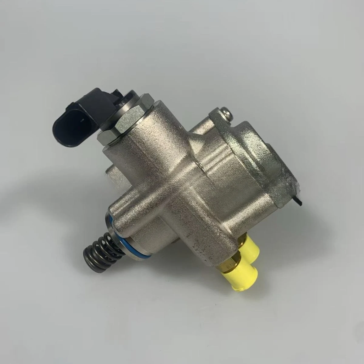 Automotive Parts High-pressure Fuel Pump 07L127026A/AD about The Same A8 S8 R8 5.2