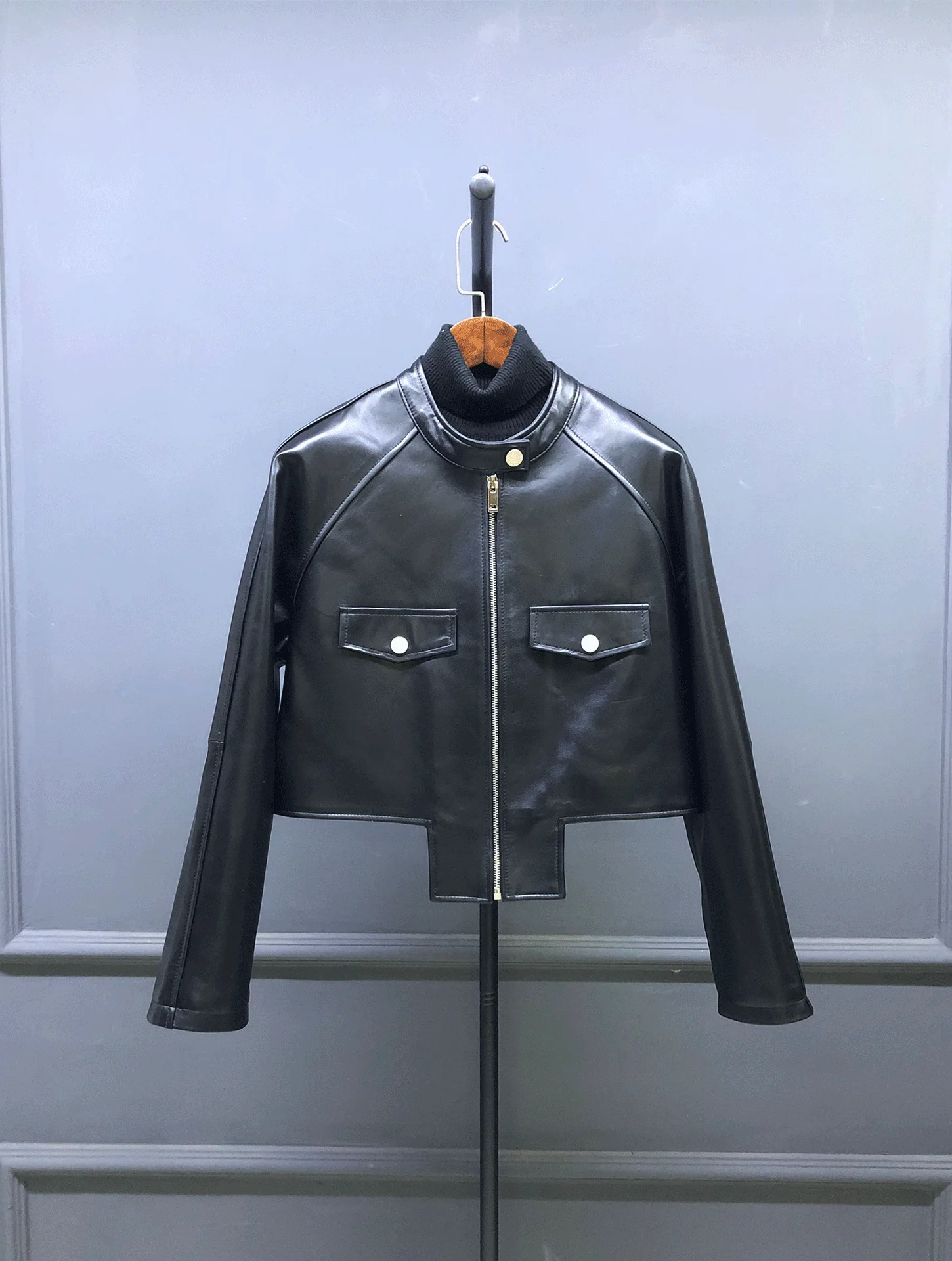Faionable Retro Lamb Leather Jaet Women's Slimming Motorcycle Sle Stand Collar Long Sve ort Coat Zipper Closure