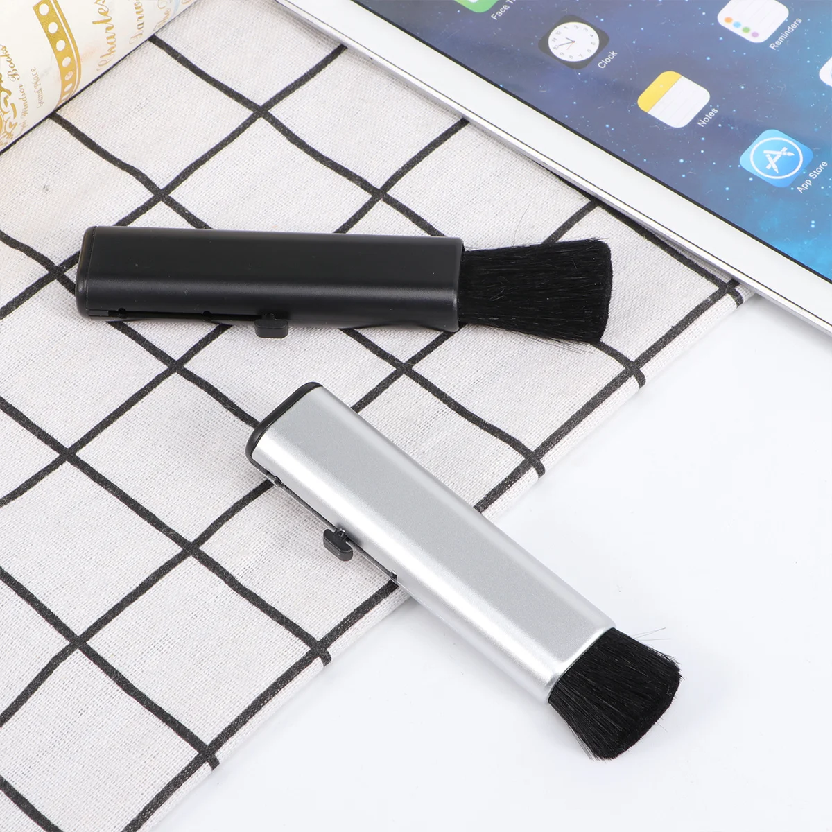 

2pcs Retractable Keyboard Cleaning Brush Silver Black For Computer Electronic Devices Home Appliances Hard-To-Reach Areas Clean