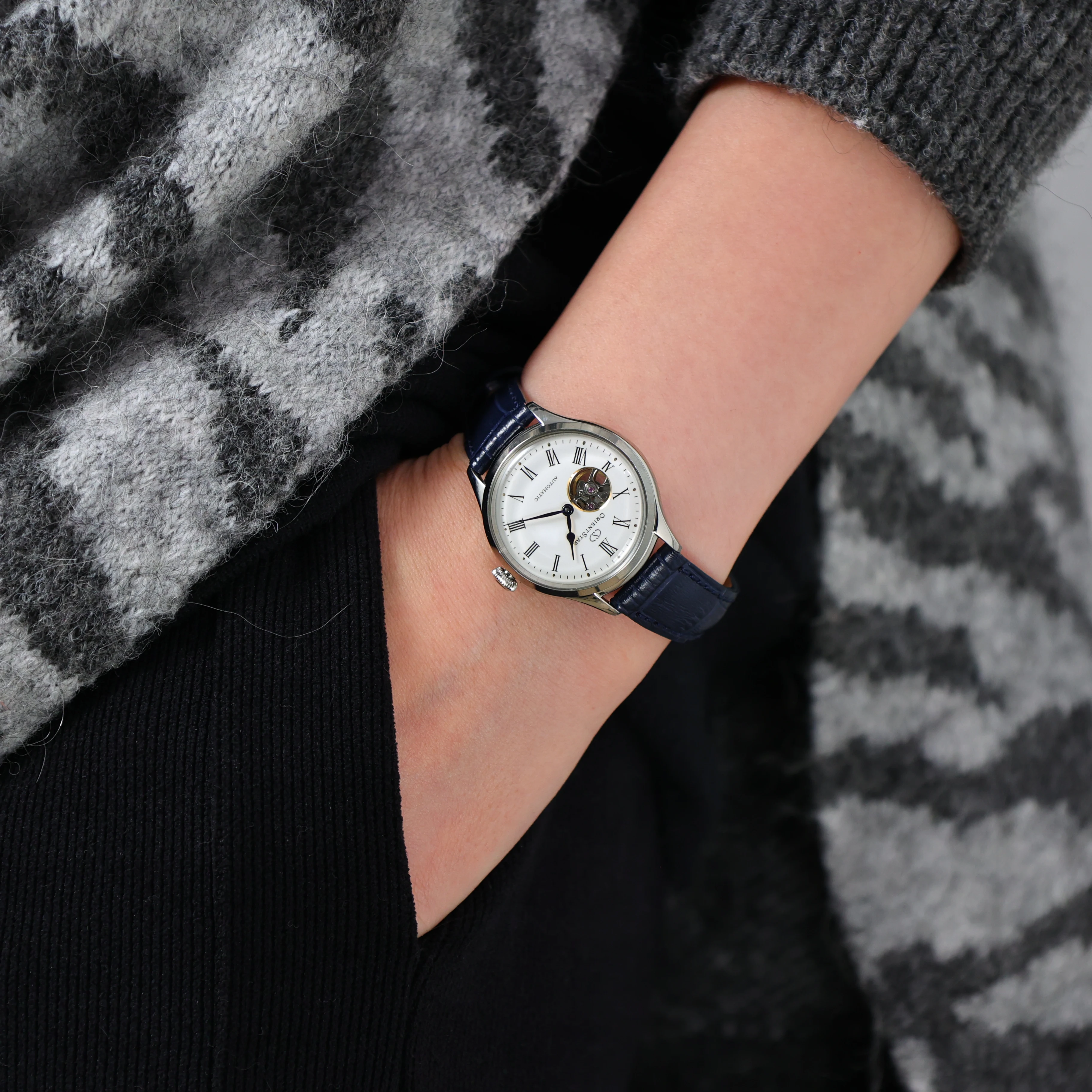 ساعة أورينت ستار اليابانية الأصلية للنساء ساعة ميكانيكية أوتوماتيكية مقاومة للماء وشريط جلدي