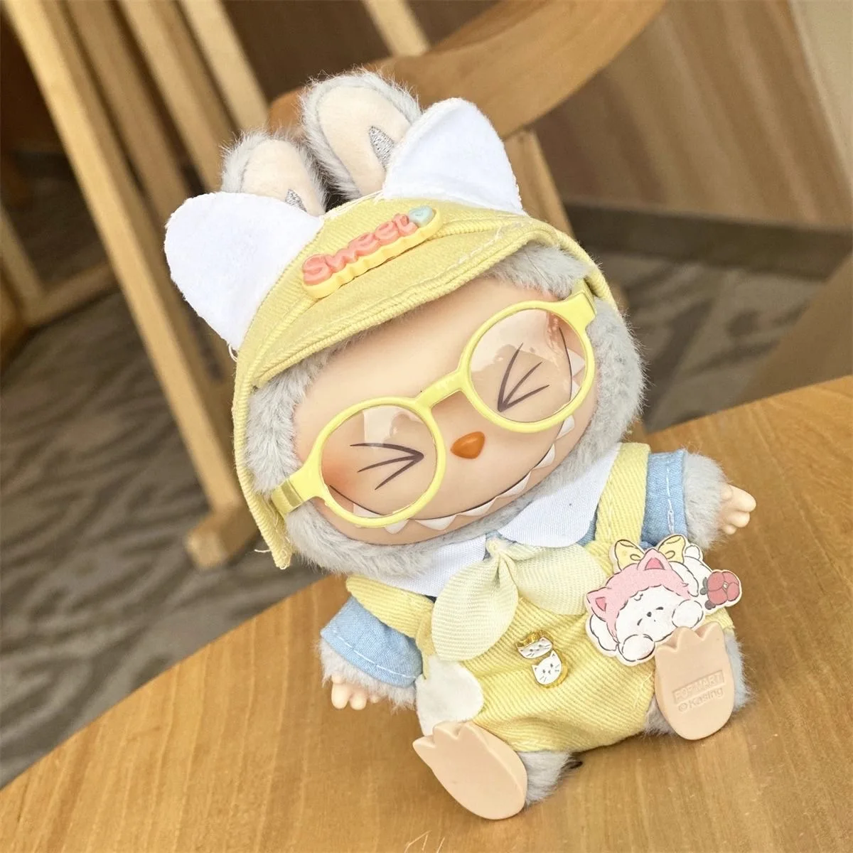 

17 см Labubu, аксессуары для одежды, Labubu, сат на вечеринке, желтая шляпа, комбинезон, очки, костюм для обуви