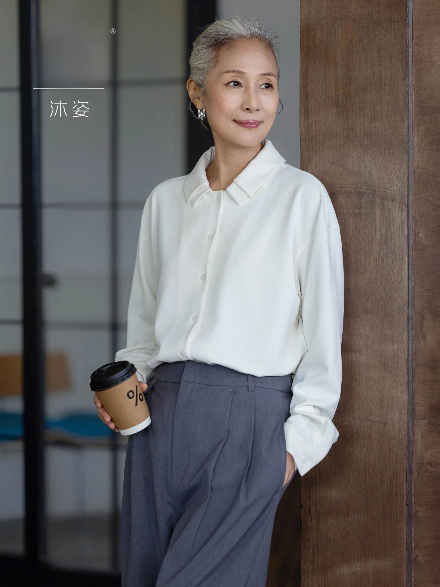 

Muzhi Chic Long Sleeve Shirt Top Anti-Aging for Middle-Aged Women Spring Autumn Fashionable White T-Shirt Mother's Choice