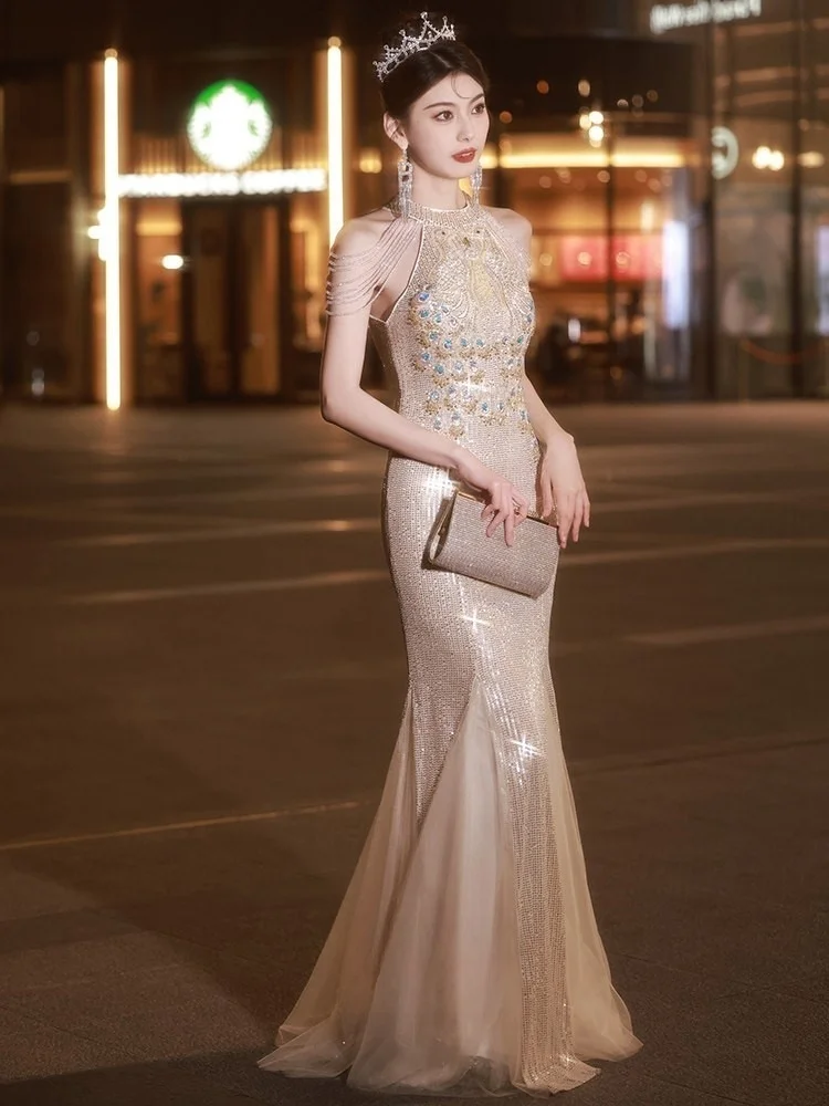 

A halter-neck dress for banquets fish-tail toasting host and light luxury