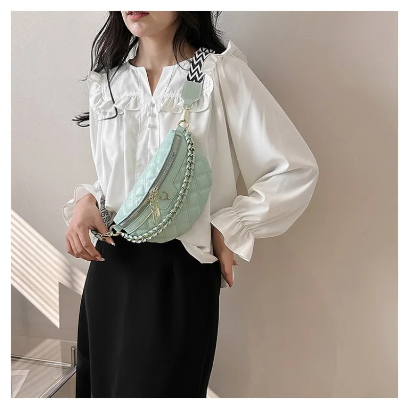 

2025 новая сетчатая красная сотни модной поясной сумки женская ins маленькая ароматная ветровая нагрудная сумка с ромбовидной цепочкой сумки через плечо