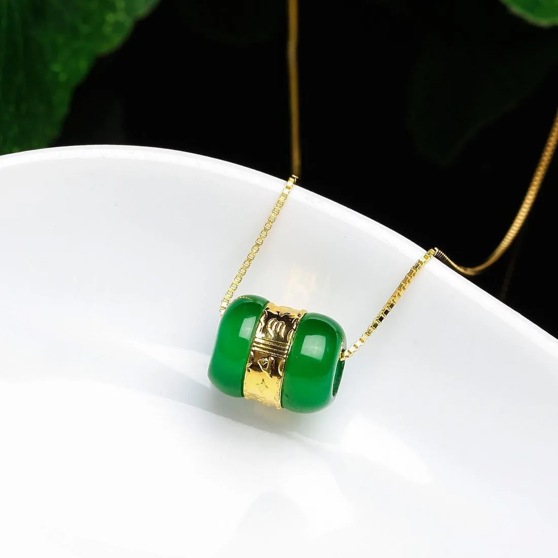 Naszyjnik z zawieszką z prawdziwego jadeitu, naturalna biżuteria, rzeźbiony amulet, akcesoria, kamień szlachetny, designerski, vintage, prezent dla kobiet
