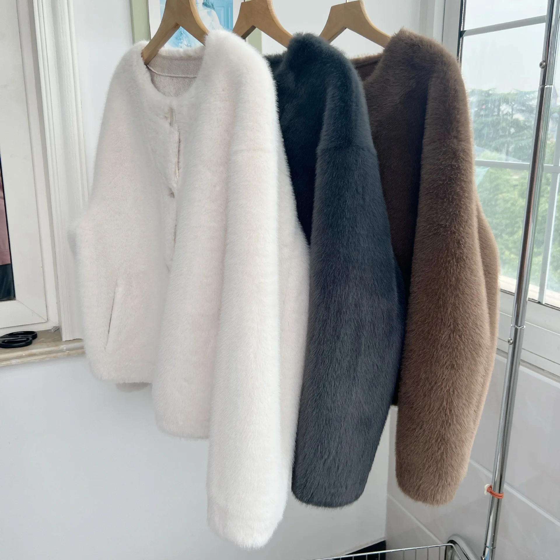 

2025 New Women Faux Mink Fur Coat Slim Fit Short Jacket Eco Friendly Faux Fur Outerwear