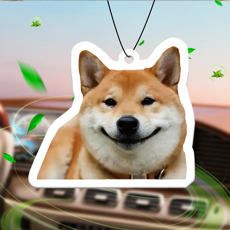 Profumatore Per Auto E Deodorante Per Ambienti Non Tossico Con Simpatico Emoji Di Shiba Inu Sorridente, Fragranza Di Hotel (Profumo Per Hotel) | Oli Essenziali Naturali E Pastiglie Per Aromaterapia (Noroali/Pompelmo/Cedro) | Tipo Sospeso E Utilizzabile Come Clip Per Ventilazione | Fragranza A Lunga Durata Per 60-90 Giorni | Deodorizza E Purifica L'aria | Adatto Per L'uso In Auto, Case, Armadi E Bagni. | Design Di Animazione Cartoon | Specializzato