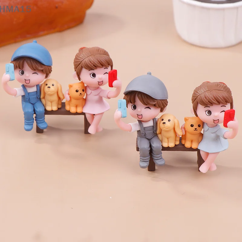 2Pcs/Pair Cute Lovers Taking Selfies On A Stool Cake Decoration Car Ornament Couple Figurines Miniature Craft Fairy Garden Decor