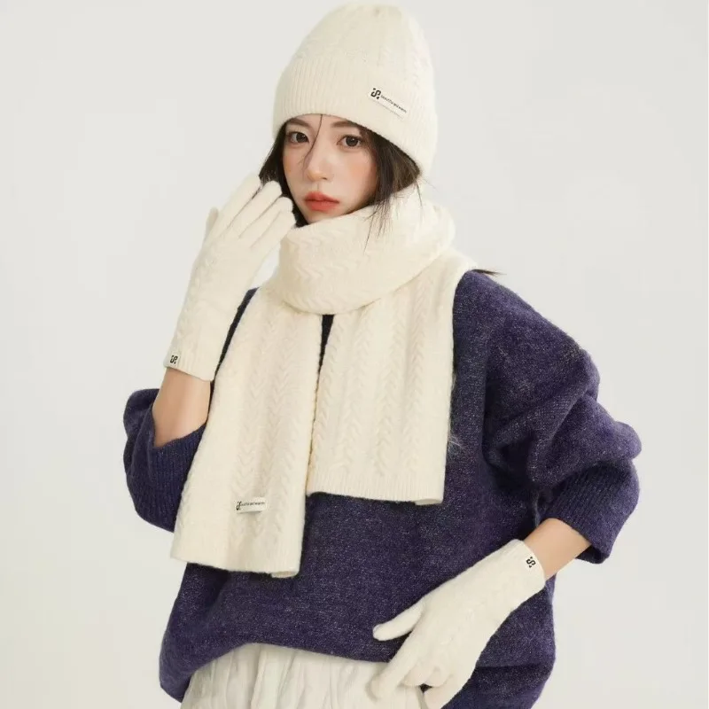 

Вязаный комплект из трех предметов: шарф, перчатки и шапка с узором «восьмизначная косичка», теплый зимний подарок, универсальный комплект с рождественским бантом.