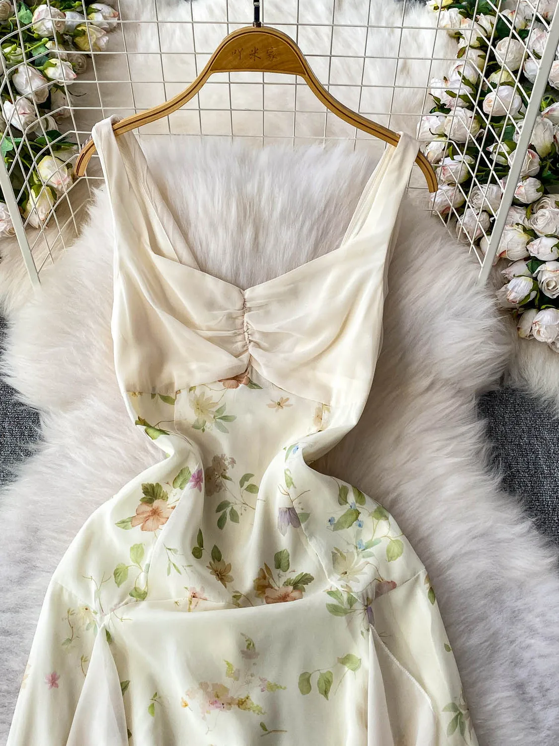 กระโปรงชีฟองลายดอกไม้ทรงเอวเข้ารูป ผูกโบว์ สายไขว้ คอวี สำหรับผู้หญิง รุ่น Summer Pure Desire Splice พร้อมกระโปรงบานใหญ่และลายดอกบัว