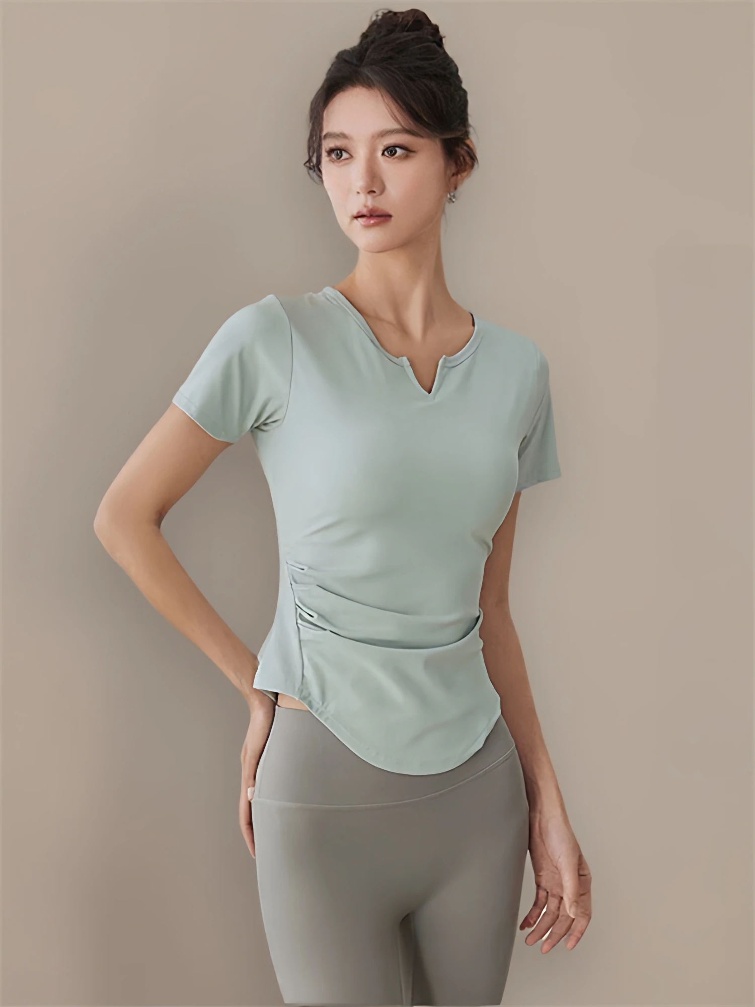 

Women's Yoga Sportswear ort Sve V-Ne Fitn Top with Chest Pad Qui Dry Running T-irt Slim Fit Summer New Arrival