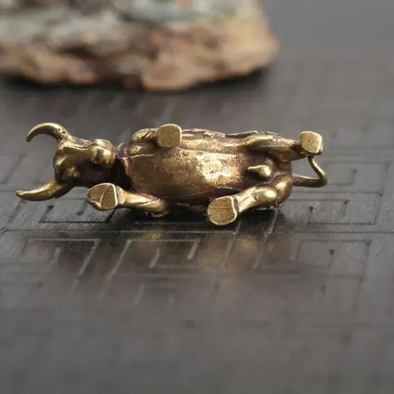 Mini Brass Wealth Bull Figurine Pendant Vintage Feng Shui Ornament Metal Animal Statue for Home Desktop Decoration ornament