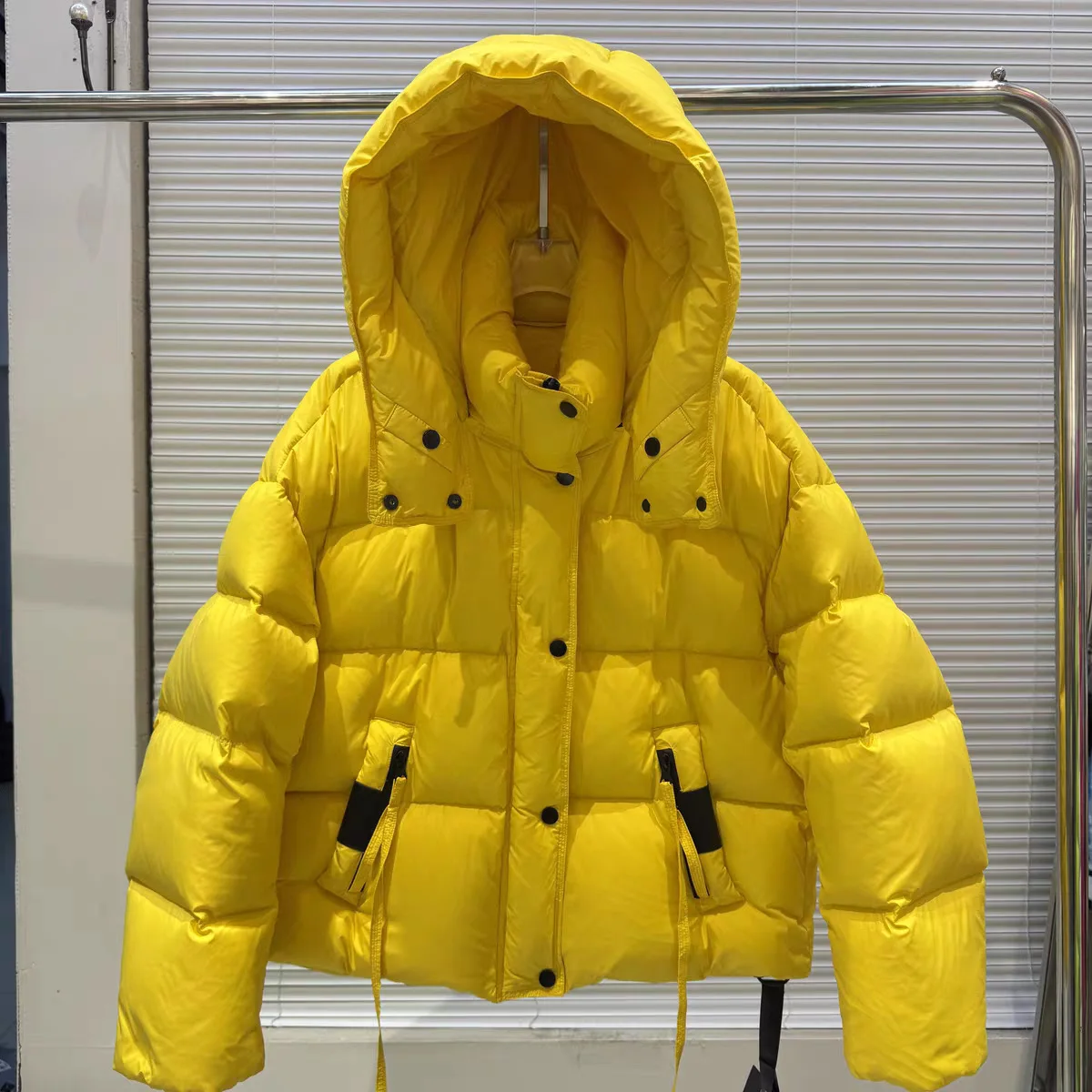 Chaqueta con capucha acolchada de Color caramelo para mujer, plumón de pato blanco, prendas de vestir Parker impermeables, chaquetas cálidas gruesas con cremallera para mujer