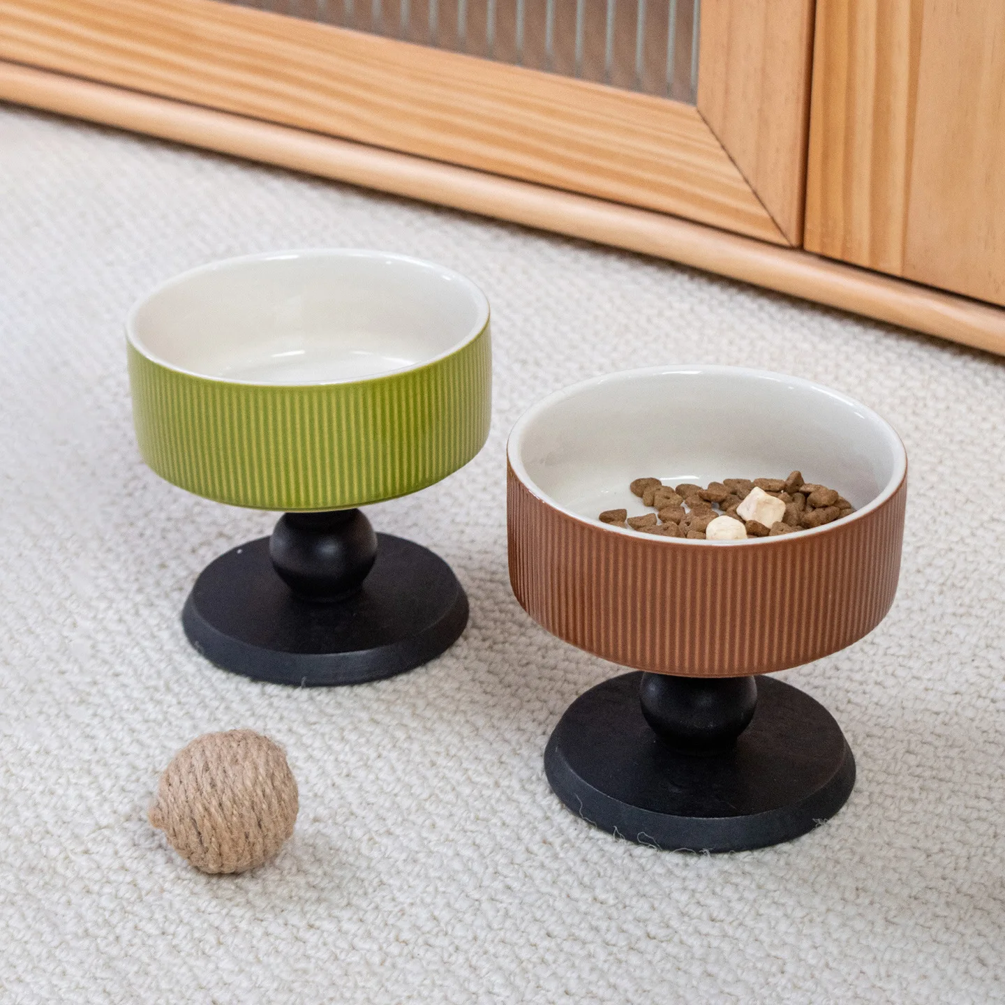 

Креативная керамическая миска для кошек с вертикальными полосками, защита от проливания, блюдо для корма для домашних животных на высоких ножках, блюдо для воды для кошек