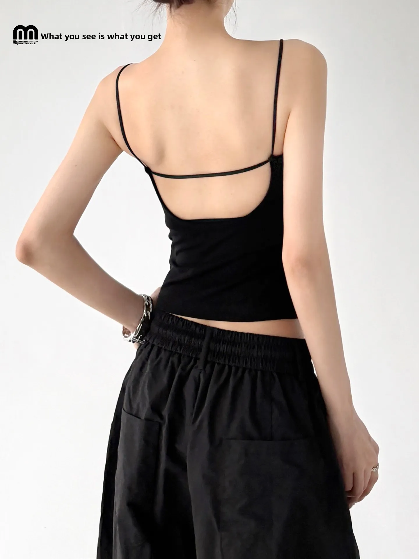 Colete Feminino Preto Sem Costas com Alças, Novo Estilo de Verão, Design Moderno, Roupa de Exterior de Alta Qualidade, Blusa Curta com Decote U e Costas Bonitas