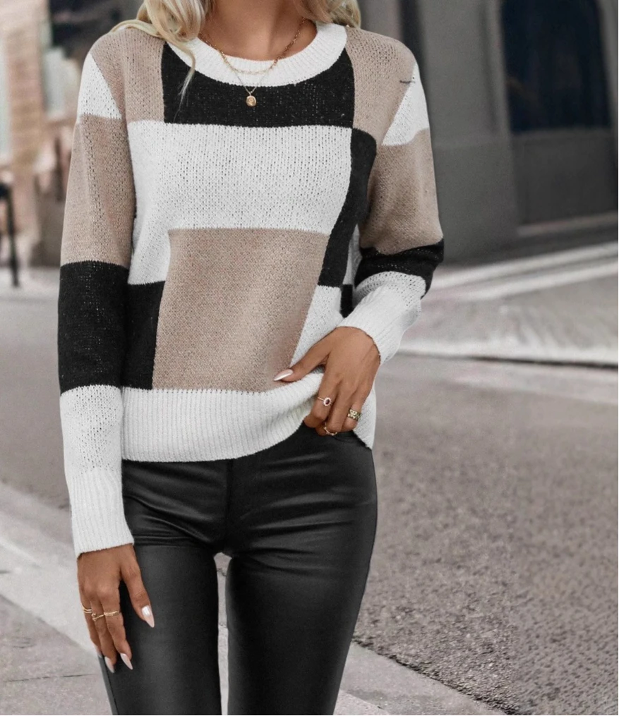 بلوفر محبوك فضفاض غير منتظم بألوان متباينة لخريف وشتاء 2025 برقبة دائرية وأكمام طويلة للنساء