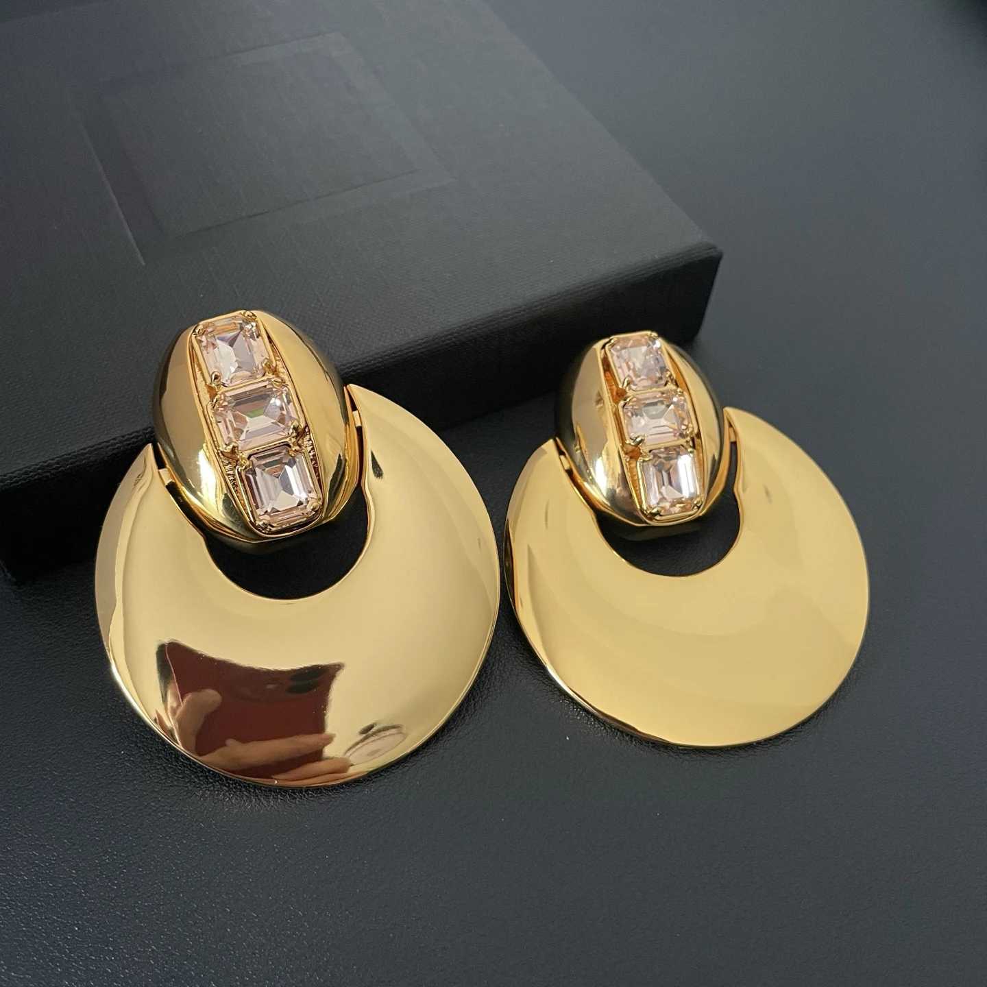2026 Europe Designer Brand Crystal Oval Brass Gold Plated Smooth Earrings Ear Clip Woman Top Quality Luxury Jewelry Fashion Show