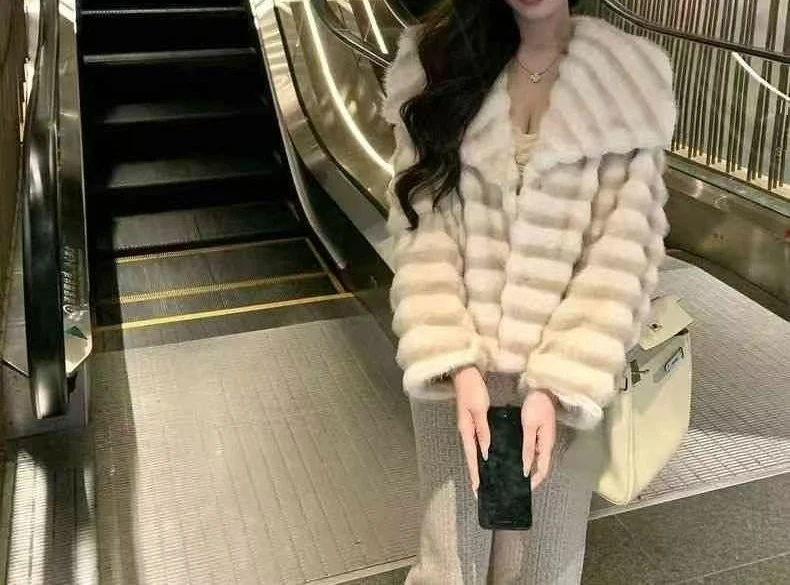 

2025 Winter New Eco-Friendly Fashion Coat with Turn-Down Collar New Short Furry Coat for Women