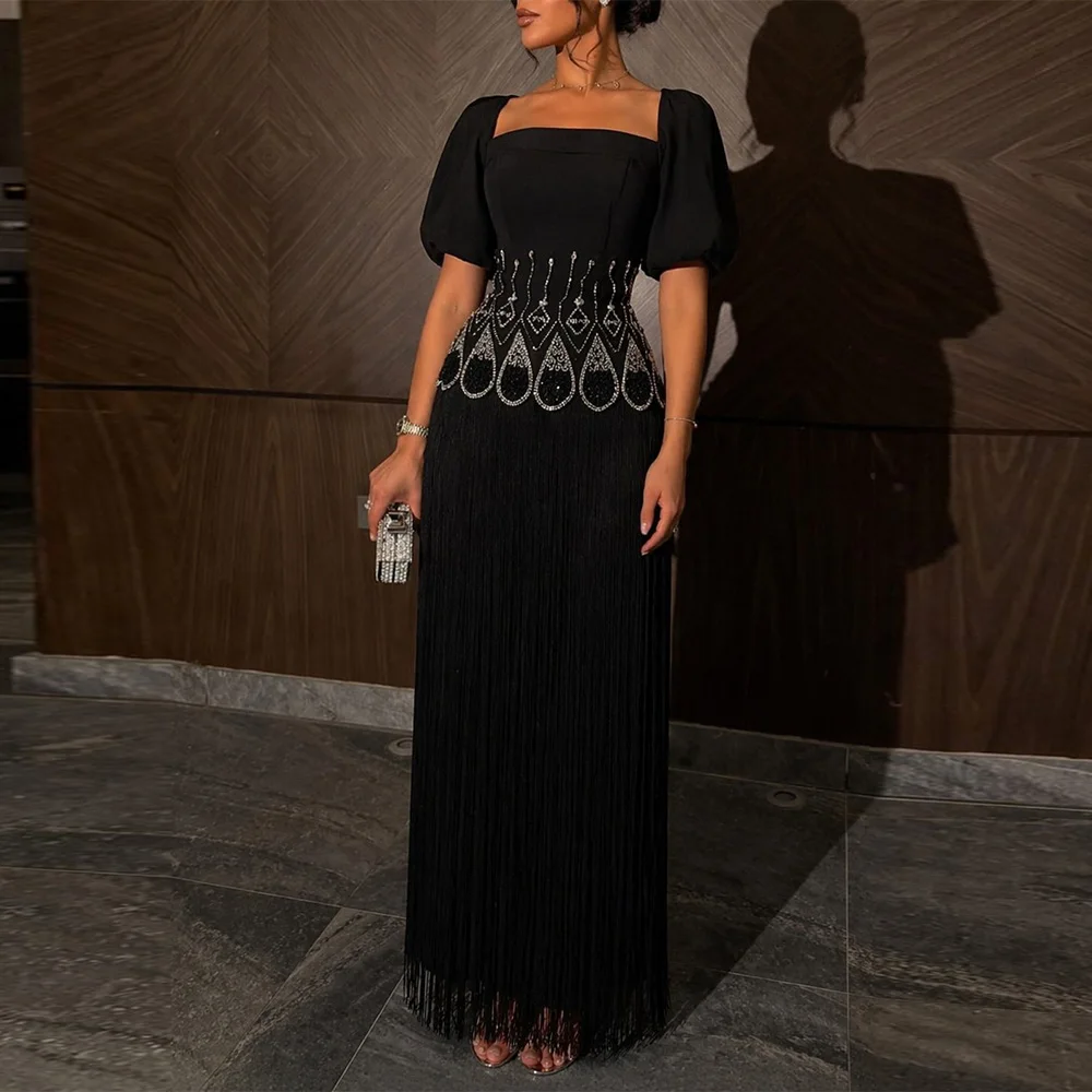 Maßgeschneidertes Abendkleid mit eckigem Ausschnitt und kurzen Ärmeln, modisches Fransenkleid, gerades Promi-Kleid, fein verziertes Partykleid