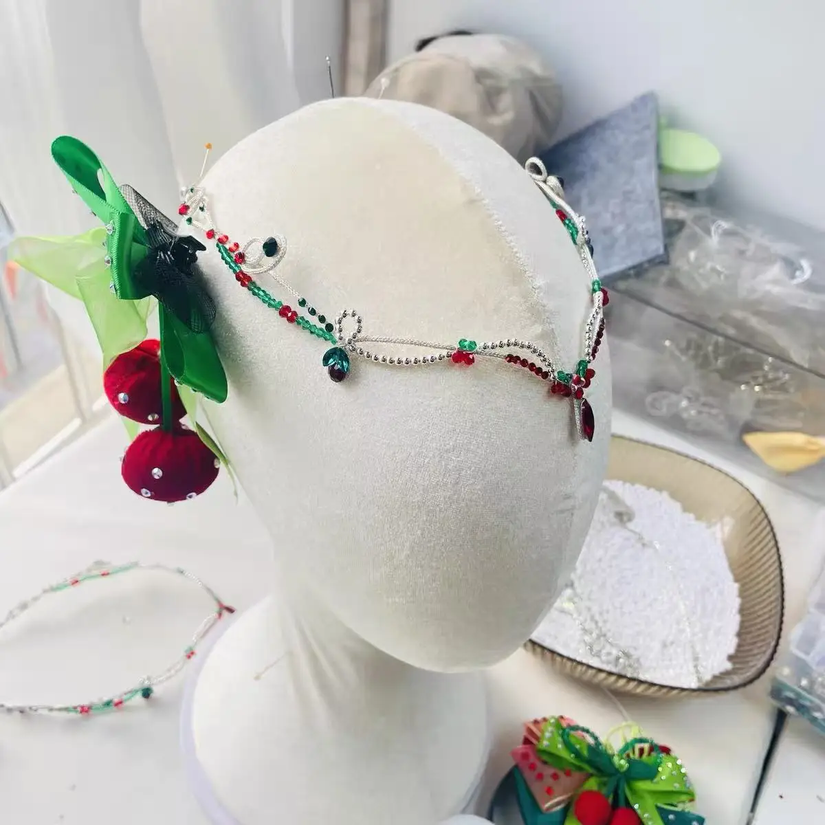 

Новый эксклюзивный головной убор ручной работы для балетных выступлений, подходящий для конкурсов в стиле «вишневый морковный» дизайн.