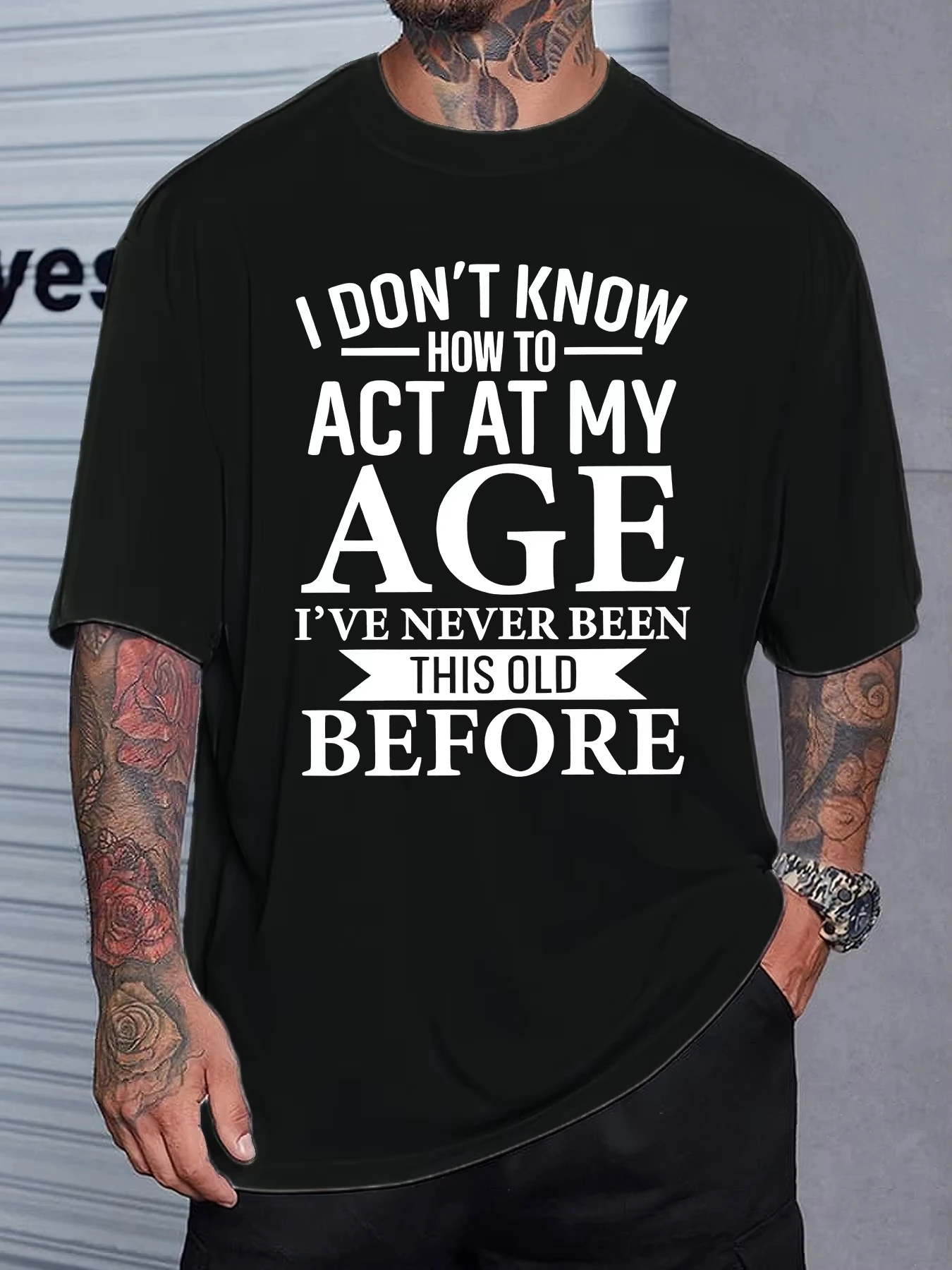 Camiseta masculina com estampa humorística e inteligente, com a frase “Não sei como exibir um comportamento maduro de qualquer forma”, em corte regular para uso no verão.