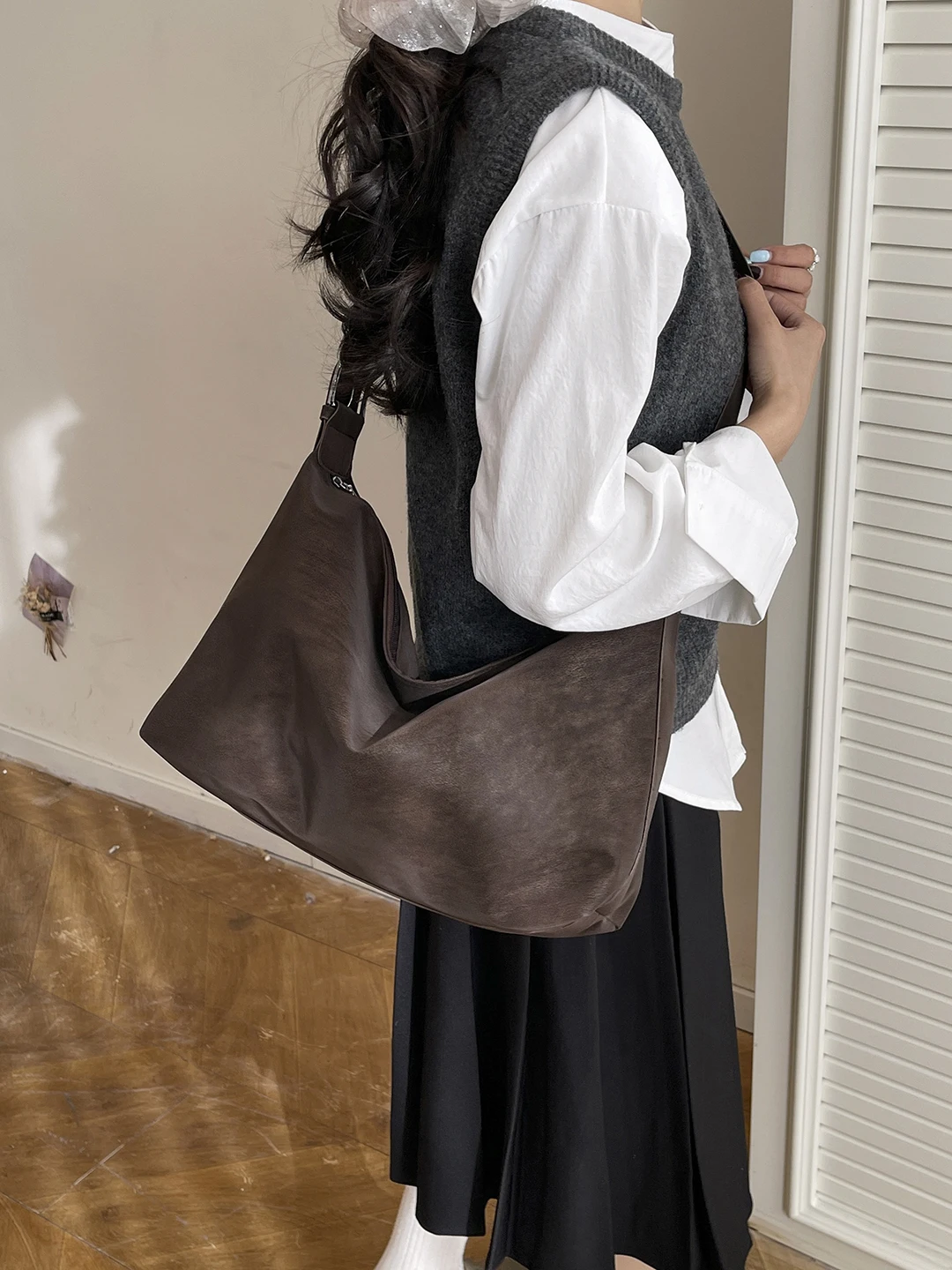 Large Capacity Retro Women's Tote Bag Crossbody Commuter Single Shoulder Bag Stylish Casual Handbag for Young Women