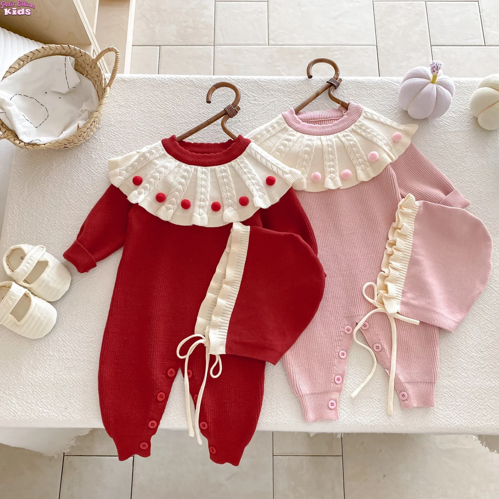 

Вязаный комбинезон для маленьких девочек 0-2 лет, кукольный воротник с помпонами, декор, 2 шт., вязаный комбинезон и чепчик, милая повседневная одежда для младенцев