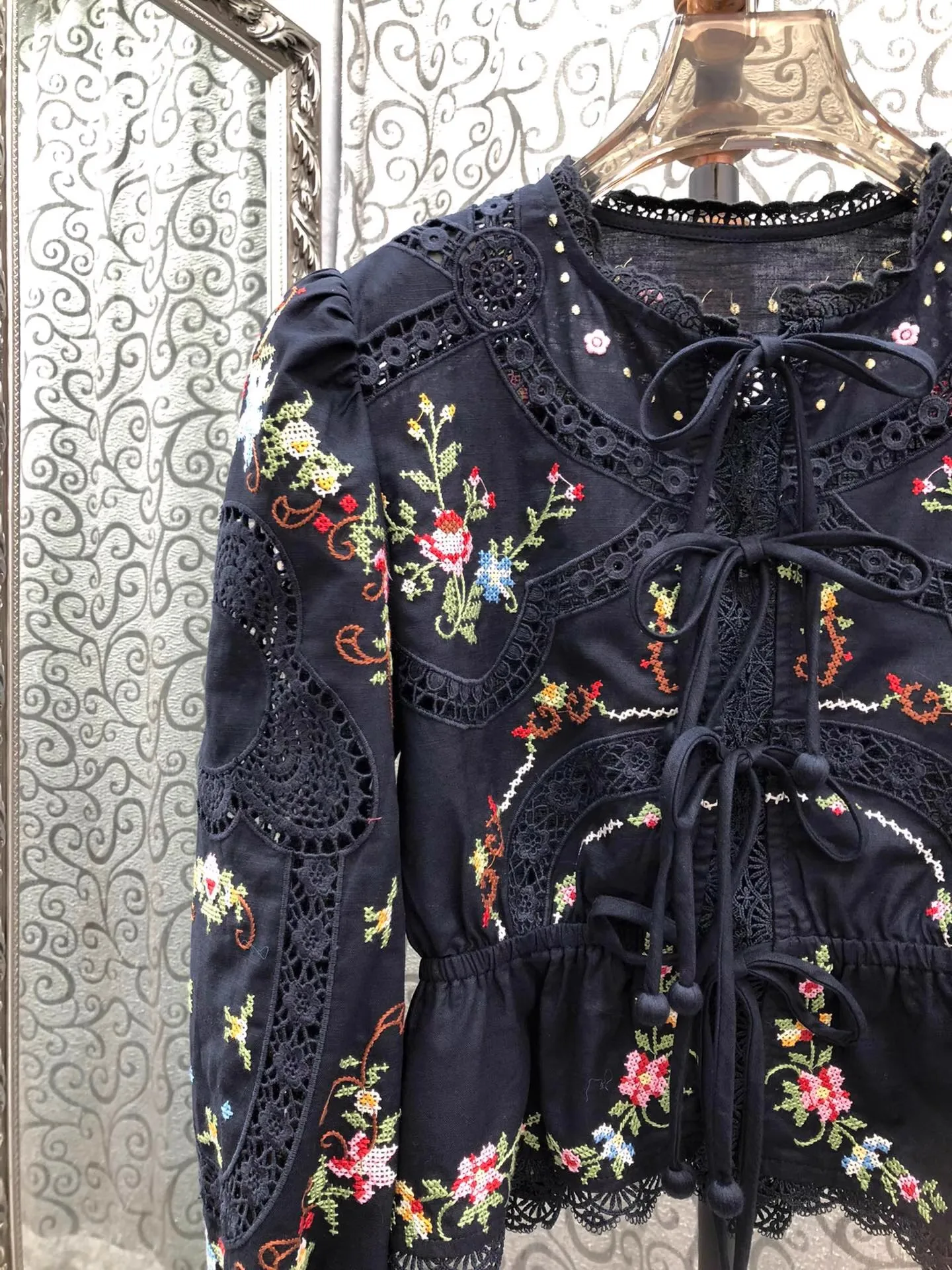 高品質な新作ブラウスシャツ 2025年秋 レディース 透かし彫りレース刺繍 長袖 ダークブルー ワインレッド コットンリネンシャツ