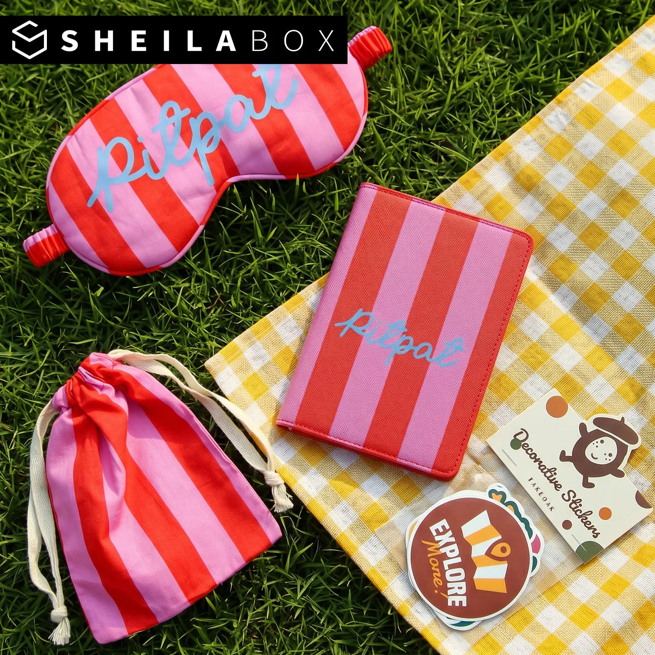 Sheilabox - Set de Viaje Personalizado con Nombre, Porta Pasaportes a Rayas, Antifaz para Dormir, Bolsa de Almacenamiento, Lindas Pegatinas, Antifaz para Parejas, Los Mejores Regalos de Viaje