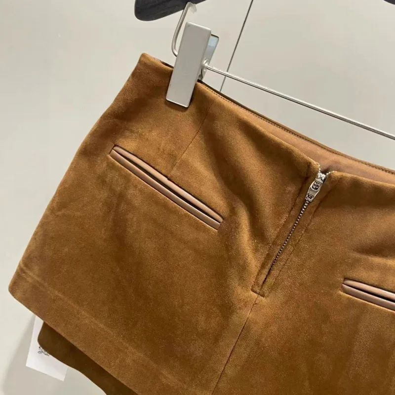 HKSH 2025 Jesień Nowa Damska Mini Spódniczka z Bocznym Zamkiem, Łączona ze Skóry PU, Zapobiegająca Prześwitywaniu, Amerykańska Modna, Seksowna Krótka Spódnico-spodnie HK13140