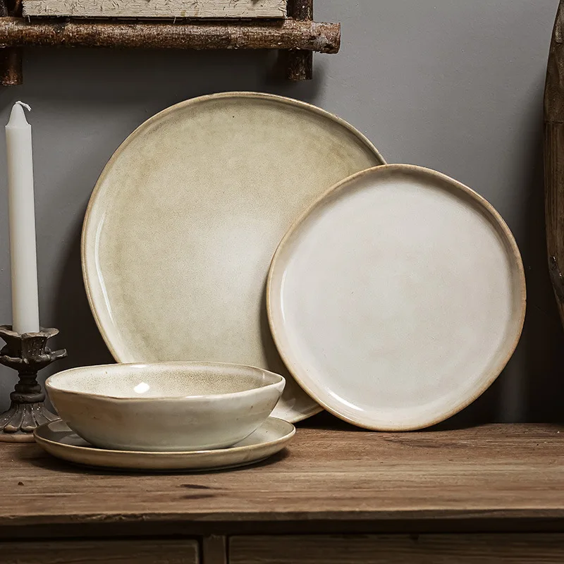 

Набор ретро-посуды из керамики: тарелки и миски с открытым краем для стейков, салатов, пасты. Практичный универсальный набор для дома и отелей с нерегулярным узором.