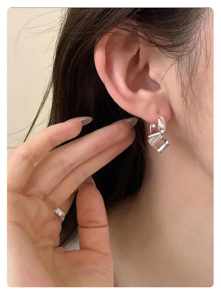 Quadratische Zirkonia-Huggie-Ohrringe, Silberbeschichtet, Blaue Klare Kristall-Creolen, Eleganter Alltagsschmuck für Frauen, Geschenkidee – Detail 9