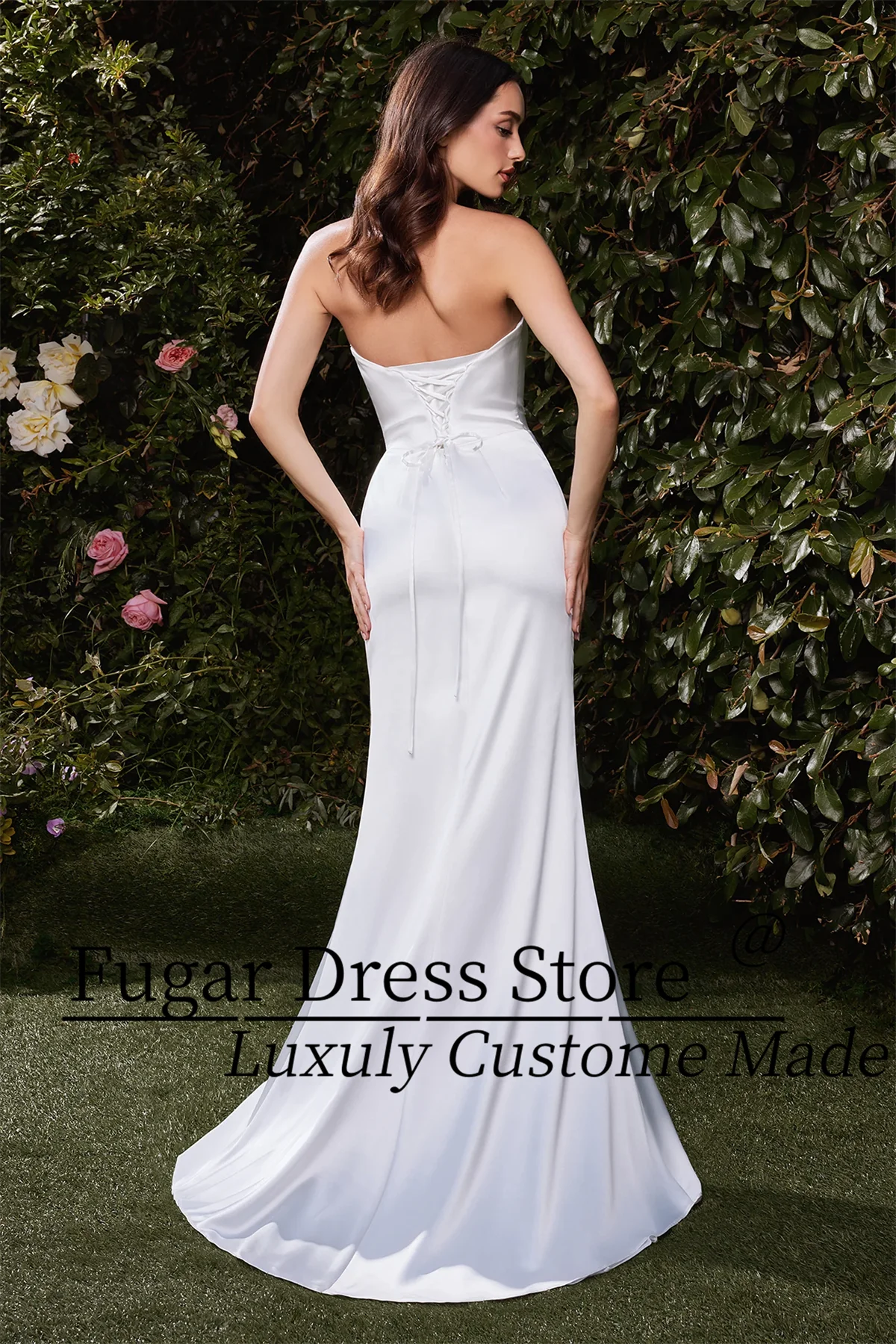 Maßgeschneidertes High-End-Hochzeitskleid aus weißem, trägerlosem Satin mit langem Rock. Ausgestattet mit abnehmbarem Taillengürtel für Damen, Abendparty-Kleider