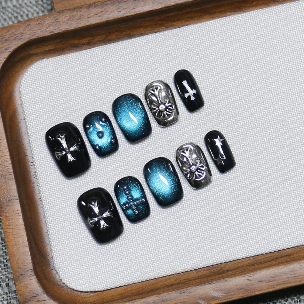 

Новые накладные ногти в темном готическом стиле ручной работы: изысканные, с эффектом кошачьего глаза, короткие квадратные, с серебряными крестами, съемные.