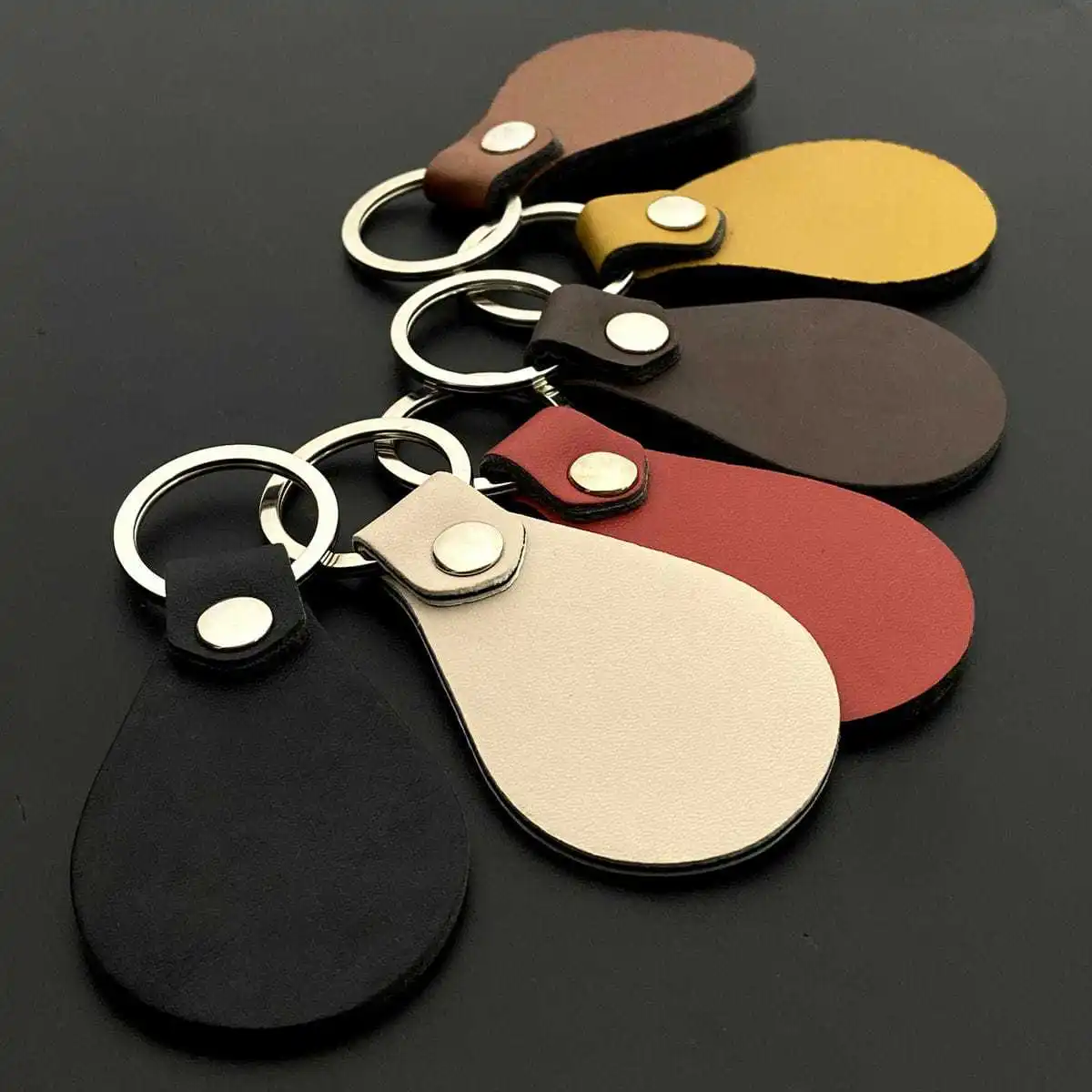 Personalisierter Leder-Autoschlüsselanhänger für Männer und Frauen, Wassertropfen-Kartentasche, Schlüsselring, DIY-Geschenk für Jungen und Mädchen – Detail 2