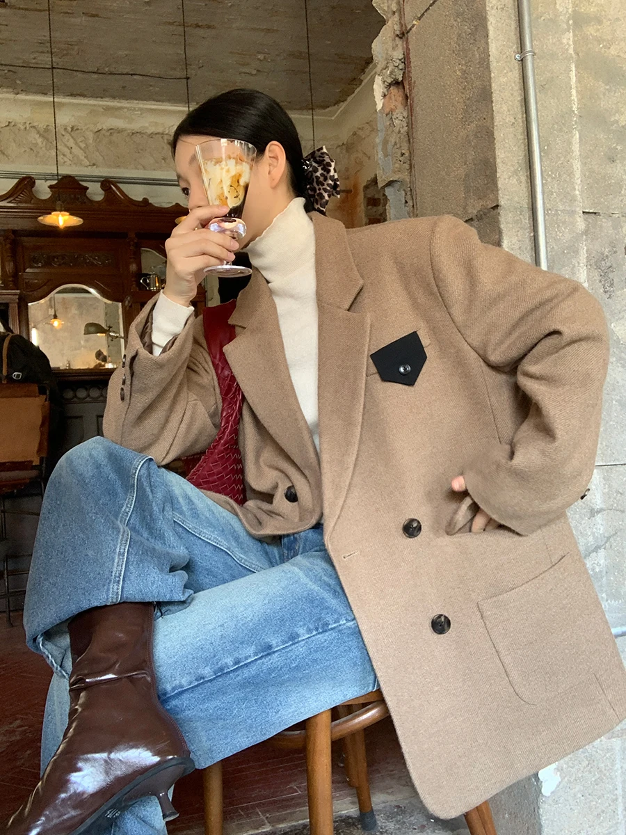 معطف صوف نسائي أحمر من ستوديو المشاهير لخريف وشتاء 2025، تصميم جديد راقي وجميل للغاية بلون القهوة على الطراز الكوري