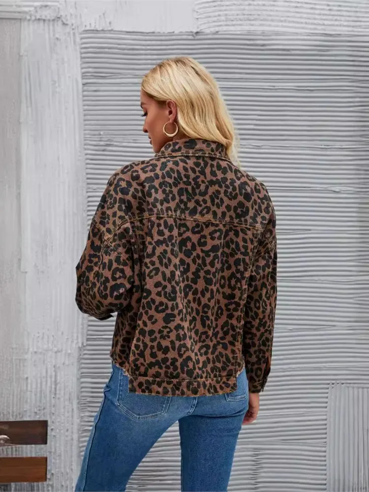 Casaco jeans com estampa de leopardo feminino, lapela, manga comprida, jaqueta curta, streetwear feminina, moda casual, pendulares, nova tendência, outono, inverno